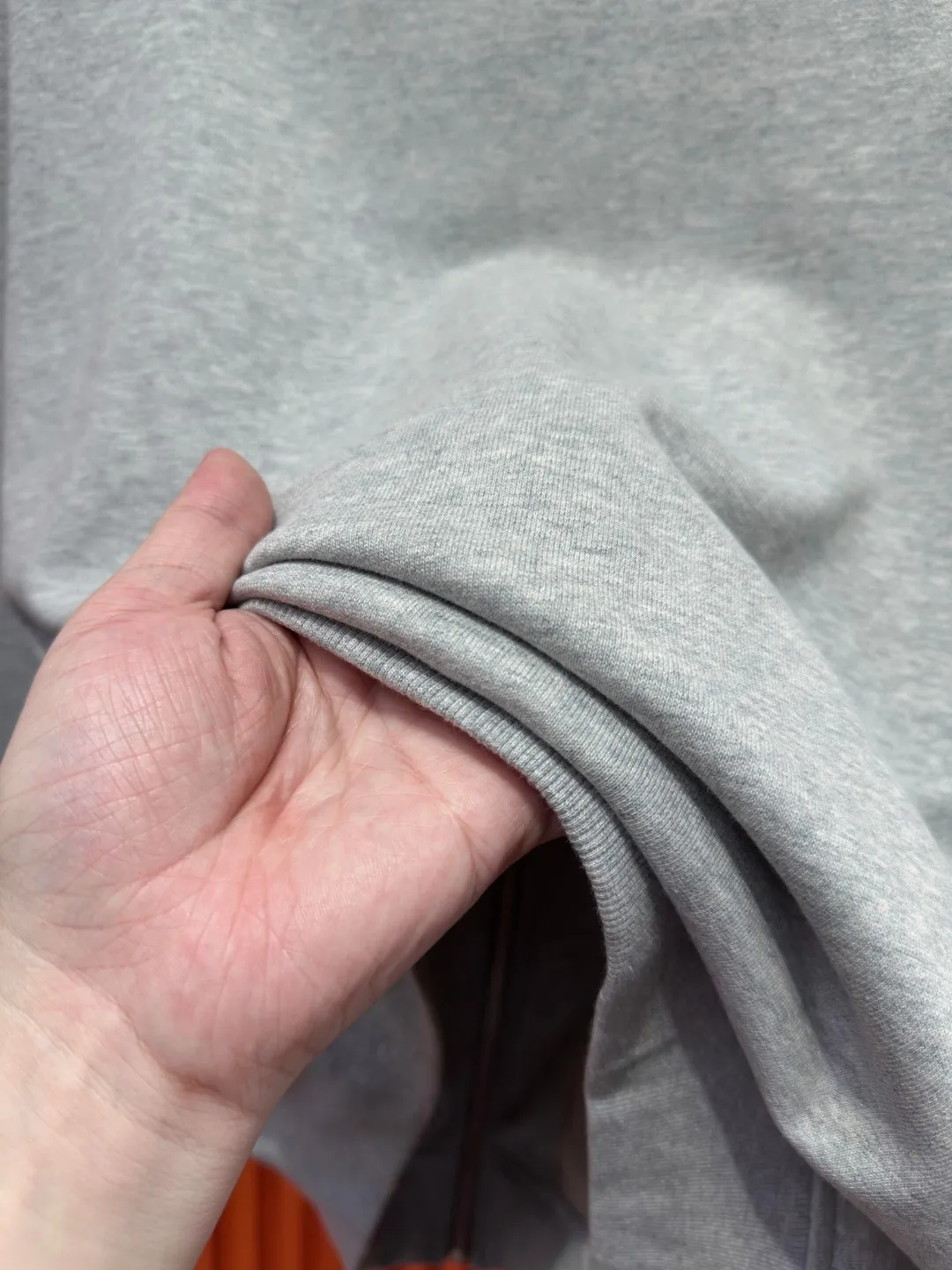 BRUNELLO CUCINELLI BC Brunello Cucinelli Slightly wide version S-XL 26ss BC Lion Ball Micro Badge New product top fashion counter model Super explosive super silky plain 🪡Embroidered jacket🧥 Exquisite heavy craftsmanship round neck short sleeves It can be said that the counter model is very mature in integrating trend elements. Exquisite craft counter fabrics, blended with top elements, Classic short sleeves with 3 labels, trendy men's fashion, unparalleled comfort in terms of upper body comfort, can be said to be a must-have for summer. The black and white colors are carefully crafted as the main body, and against the pure black background, it seems to reveal a mysterious atmosphere coming from the starry sky. The softest material and fabric used can perfectly soothe every inch of skin and provide an excellent touch experience. The organic combination of style and craftsmanship makes the matching experience more complicated. Whether it is worn as an inner layer or worn alone, it is a very ingenious piece ~ worth buying! ! Plant grass online~~Highly recommended! ! ! Color: Apricot Gray Size chart: S: Shoulder width 51-Bust 56-Length 69 M: Shoulder width 52.5-Bust 58-Length 71 L: Shoulder width 54-Bust 60-Length 73 XL: Shoulder width 55.5-Bust 62-Length 75